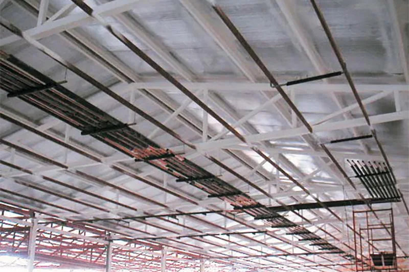 Cerchas y correas metálicas de cubierta protegidas con pintura intumescente blanca