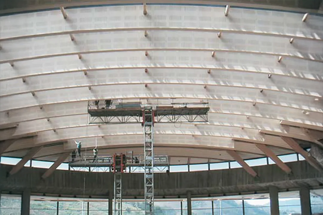 Operarios instalando paneles ignífugos en el falso techo curvo del Aeropuerto de Los Rodeos, Tenerife