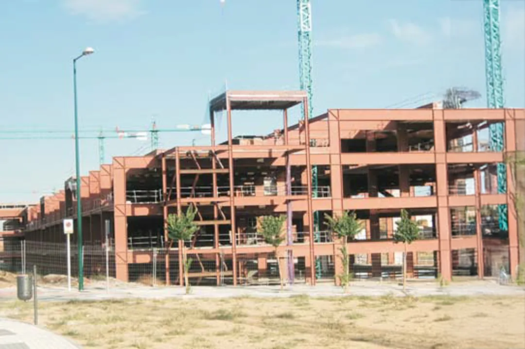 Estructura metálica en construcción de la Universidad Politécnica de Málaga, con grúas al fondo