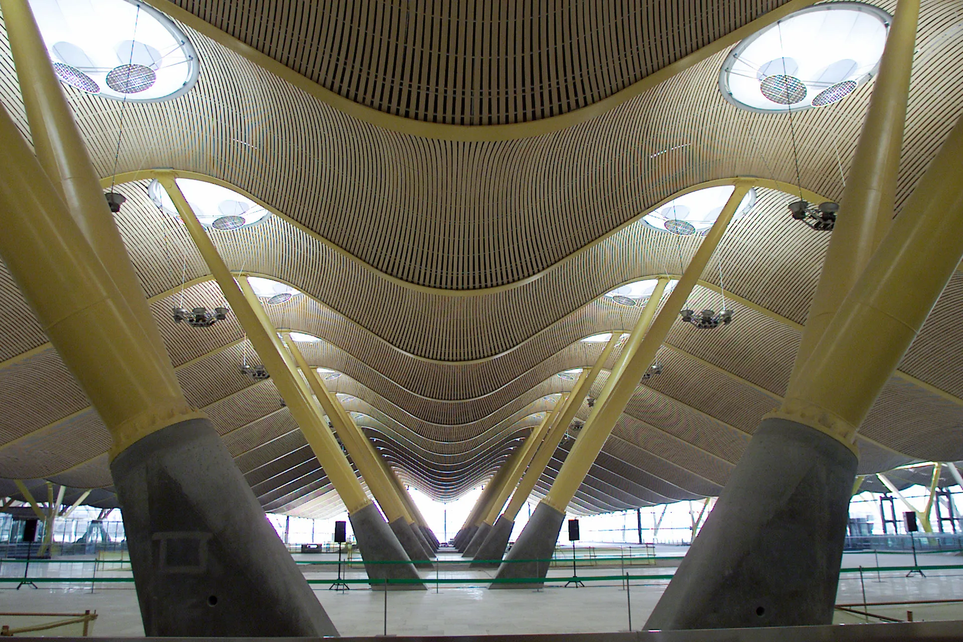 Cubierta ondulada y pilares metálicos de la Terminal 4 de Madrid-Barajas con protección pasiva contra incendios